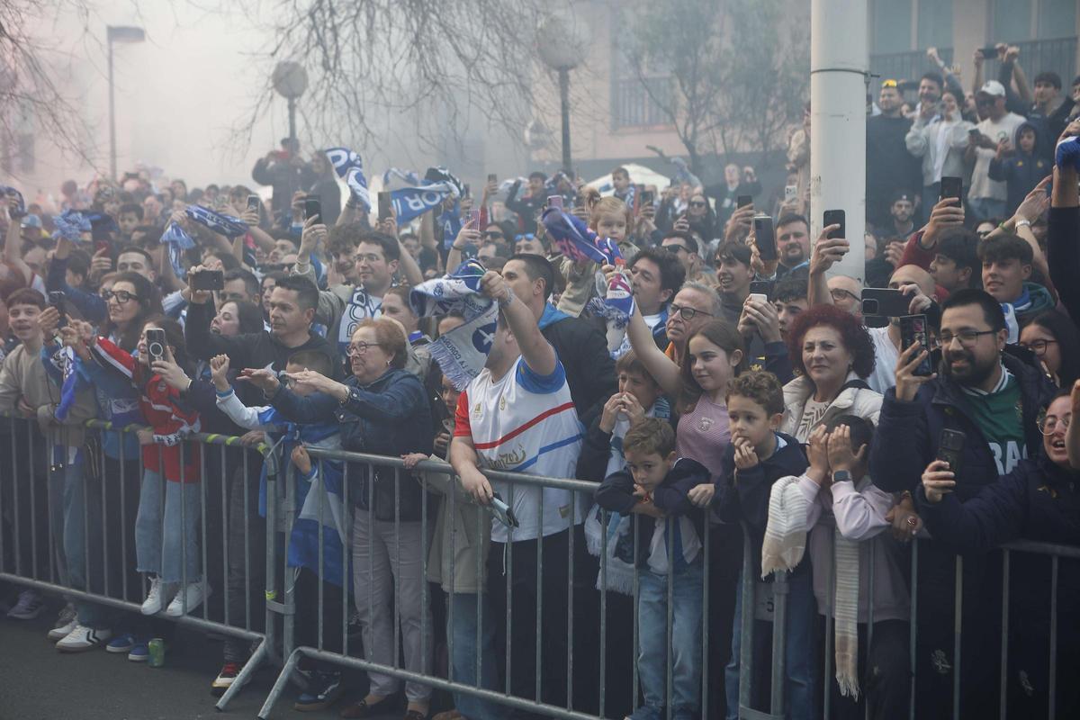Así fue el recibimiento de la afición a la llegada del Deportivo en Riazor para el partido ante el Zaragoza