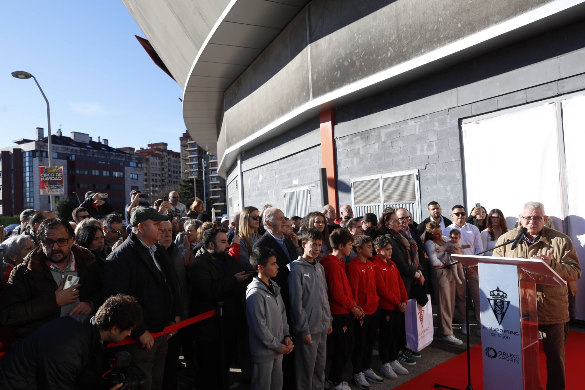 Enzo Ferrero descubre la puerta 11 de El Molinón