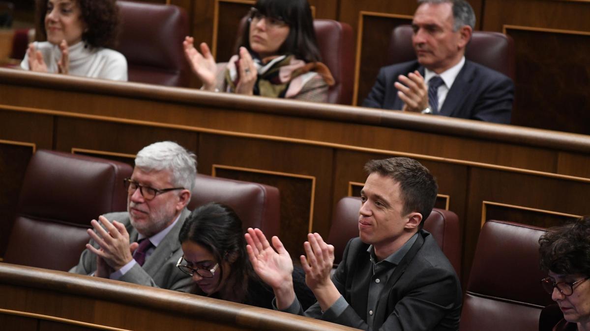 Iñigo Errejón y otros diputados de Sumar durante el Pleno sobre la ley de amnistía.