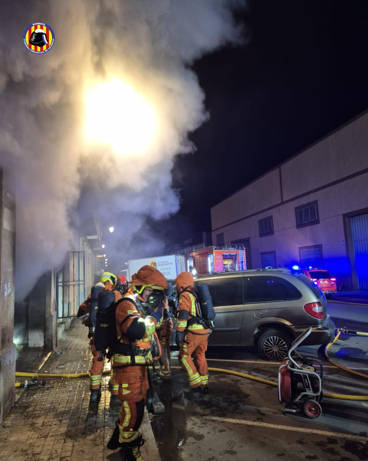 Incendio declarado en la madrugada de este martes en un taller de motos de Quart de Poblet.
