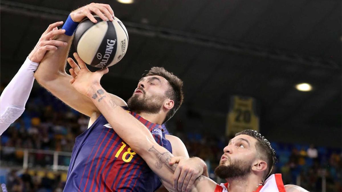 Pierre Oriola, ganando un balón durante el partido