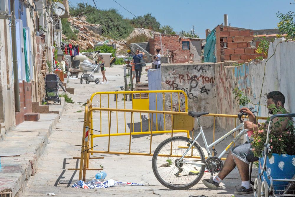 Socavones, grietas... los vecinos de la calle San Bruno de Callosa temen que se venga abajo. El Síndic de Greuges investiga qué van a hacer las administraciones ante la denuncia de treinta familias qu