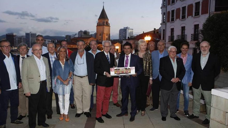 Los Cocheras entregan su &quot;Tranvía de Oro&quot; a Amorós