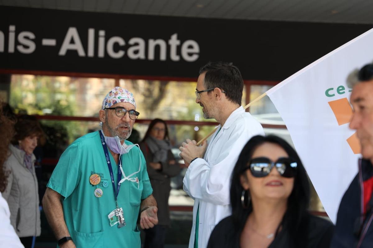 Concentración con motivo de la nueva huelga de médicos ante el Hospital General de Alicante