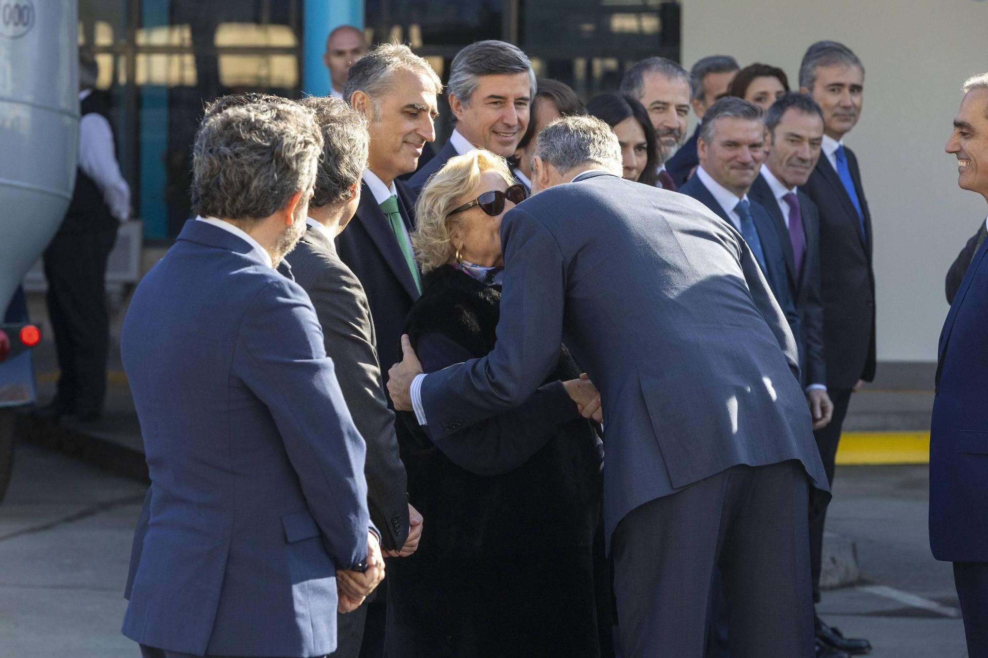 EN IMÁGENES: El Rey visita la estación de autobuses de Oviedo para conmemorar los 100 años de Alsa