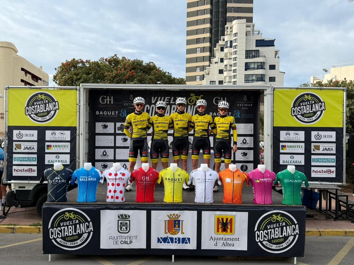 Ciclistas del club de Ontinyent en la Vuelta a la Costa Blanca.