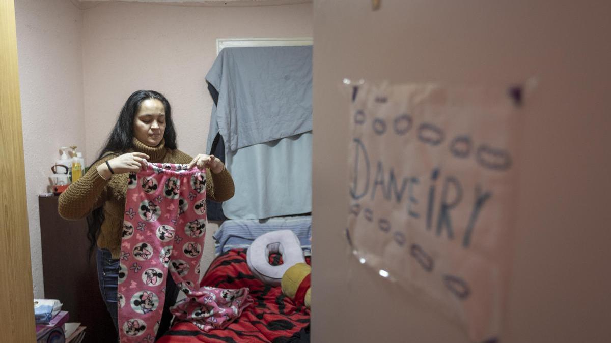 Maricela Muñoz, de 41 años, madre monoparental de una niña de ocho años. Ambas sufren pobreza energética.