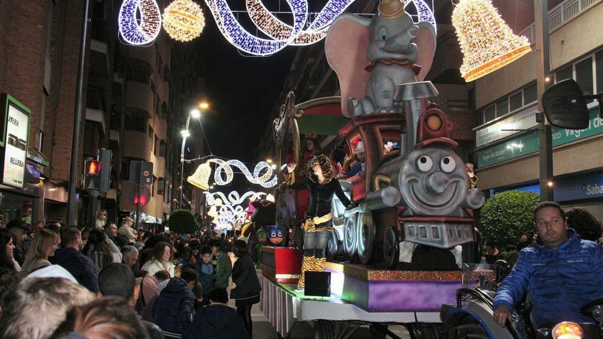 Cabalgata de Reyes de 2023, donde se aprecia la cercanía de los espectadores a las carrozas.