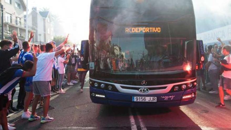 El autobús del Deportivo, a su llegada a Riazor. // Casteleiro / Roller Agencia