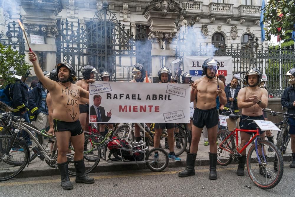 Los bomberos protestan en bicicleta y ropa interior por las calles de Oviedo