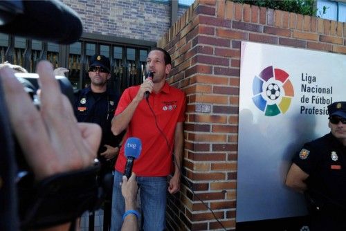 Los aficionados del Real Murcia se concentran ante la sede de la LFP