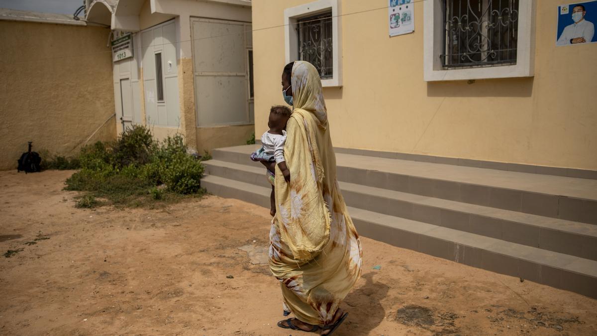 Mujer paseando por Nouakchott, Mauritania