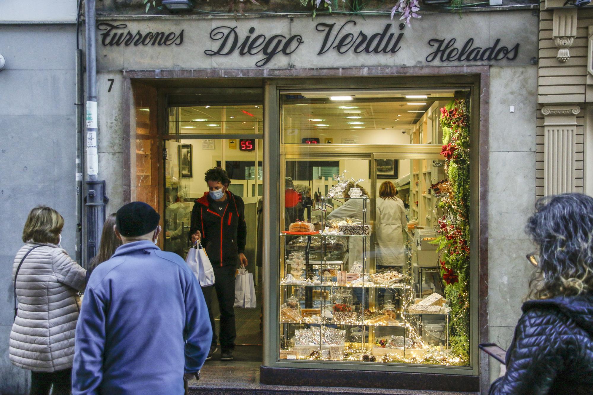 Colas para comprar turrones y dulces navideños en Diego Verdú