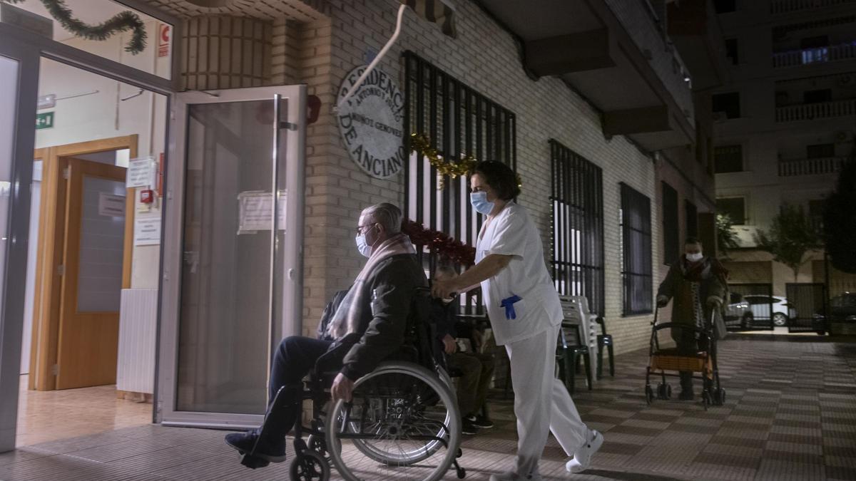 Una enfermera cuidando de una persona mayor en una residencia de Albal.