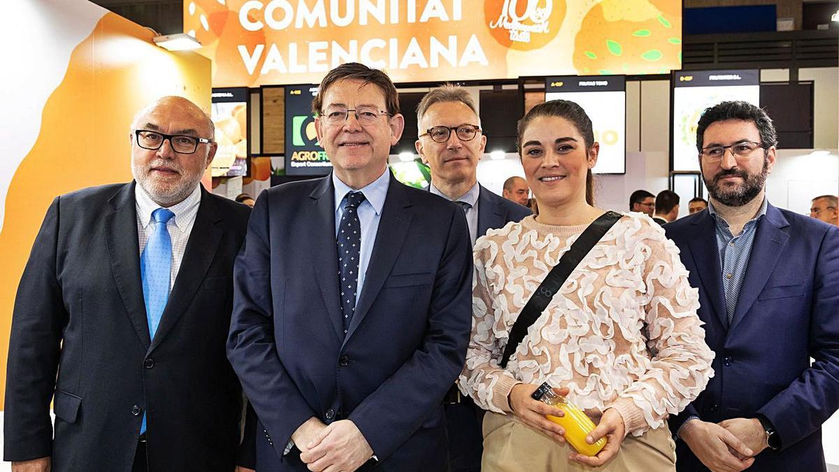 Ximo Puig, entre Francisco Rodríguez Mulero y Mireia Mollà, en una feria en Berlín.