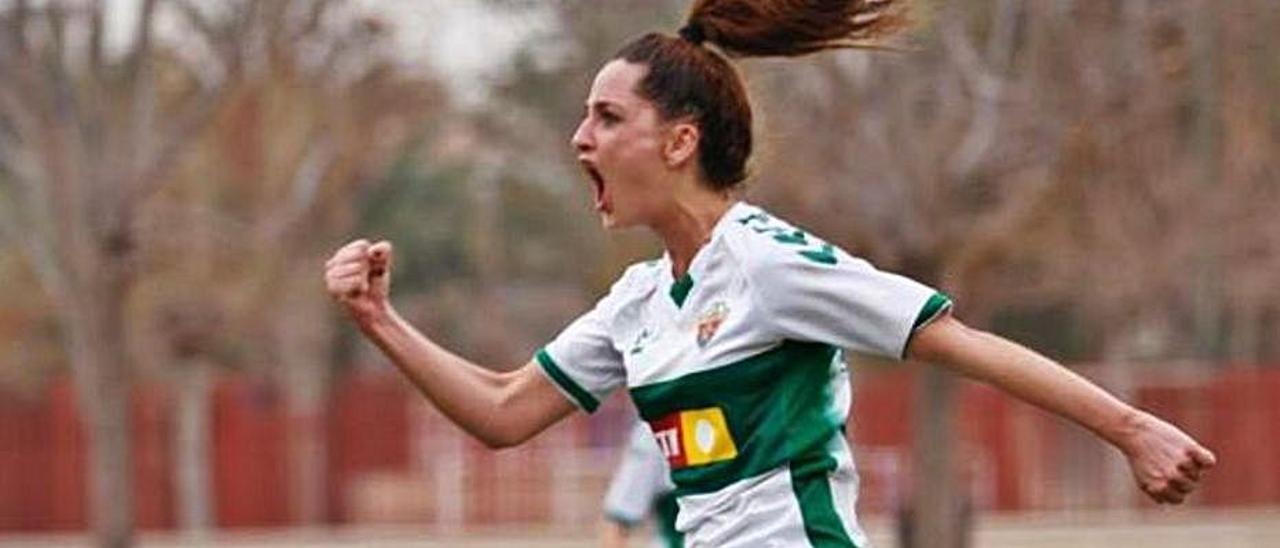 Sara Roca celebra uno de los 25 goles que ha marcado esta temporada.