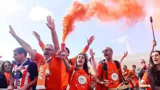 La afición del Leyma tiñe A Coruña de naranja: previa, marcha y recibimiento para la Final Four