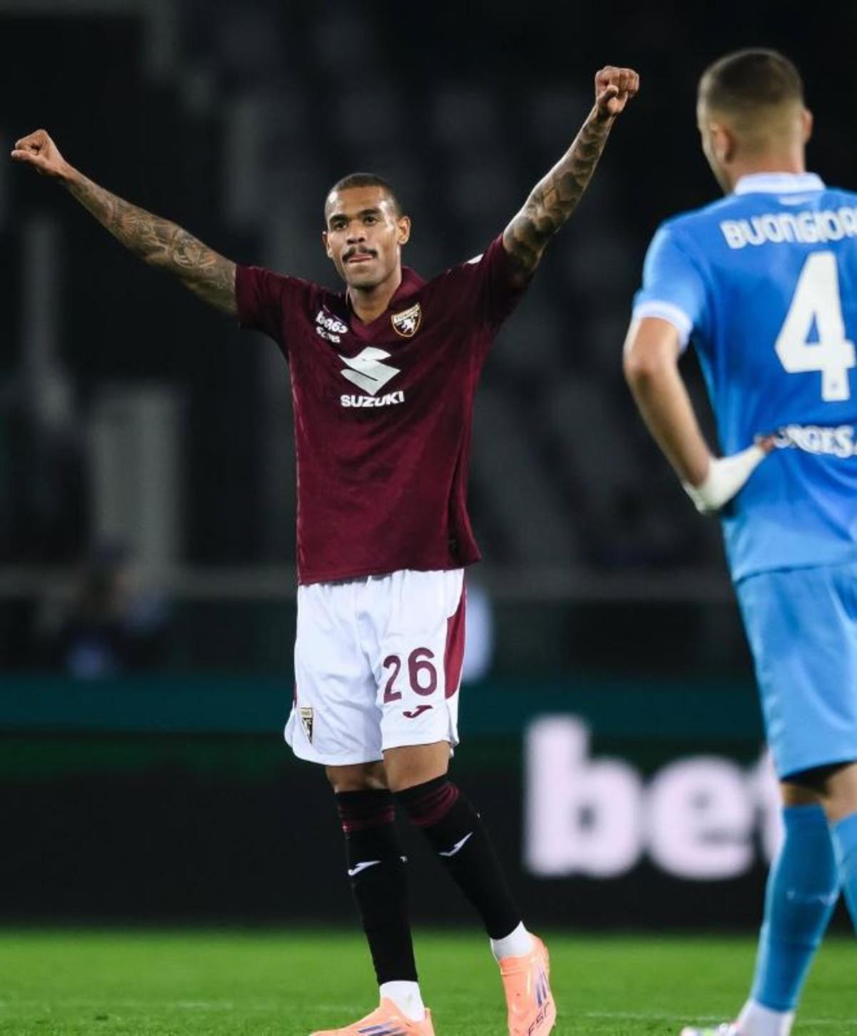 Ngonge celebra un gol con el Torino.