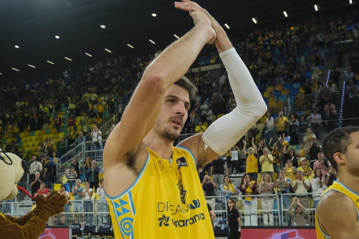 Nico Brussino aplaude al público del Gran Canaria Arena tras la victoria frente al Girona.