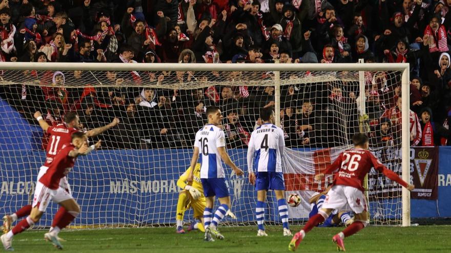 Los jugadores del Real Murcia celebrando uno de los goles de su triunfo ante el Alcoyano en El Collao la pasada jornada.  | JUANI RUIZ