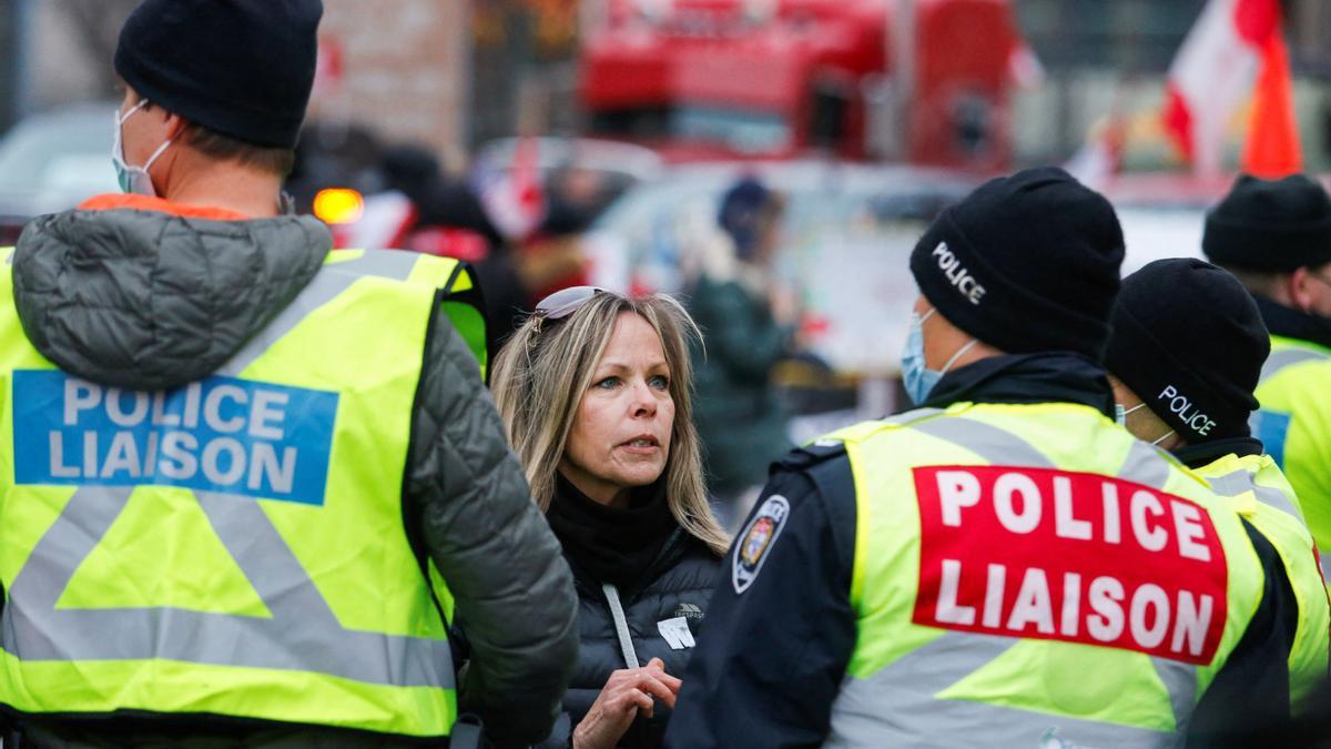 Tamara Lich, una de las organizadoras de la protesta de los camioneros en Canadá, habla con los policías