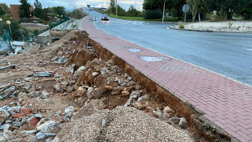 Torrevieja adjudica las reparación del muro que derribó la lluvia hace cinco meses en la avenida Víctimas del Terrorismo