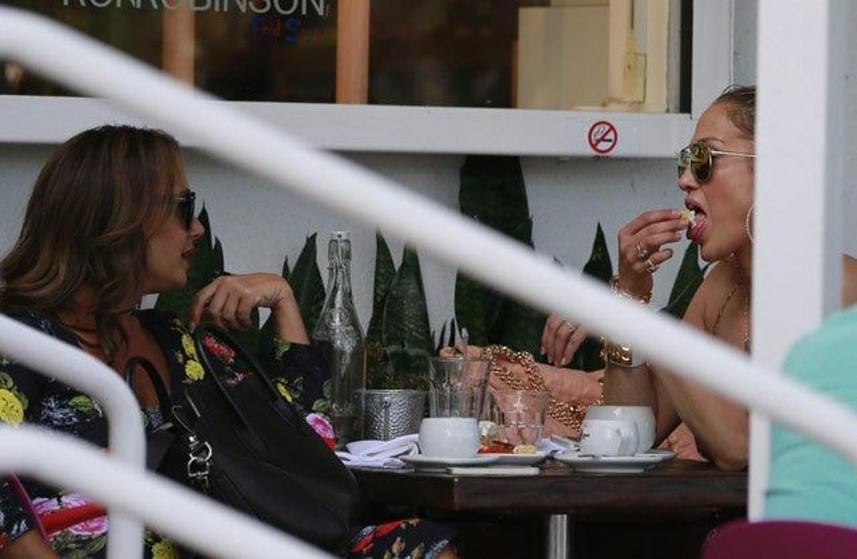 Jennifer Lopez y Leah Remini comiendo