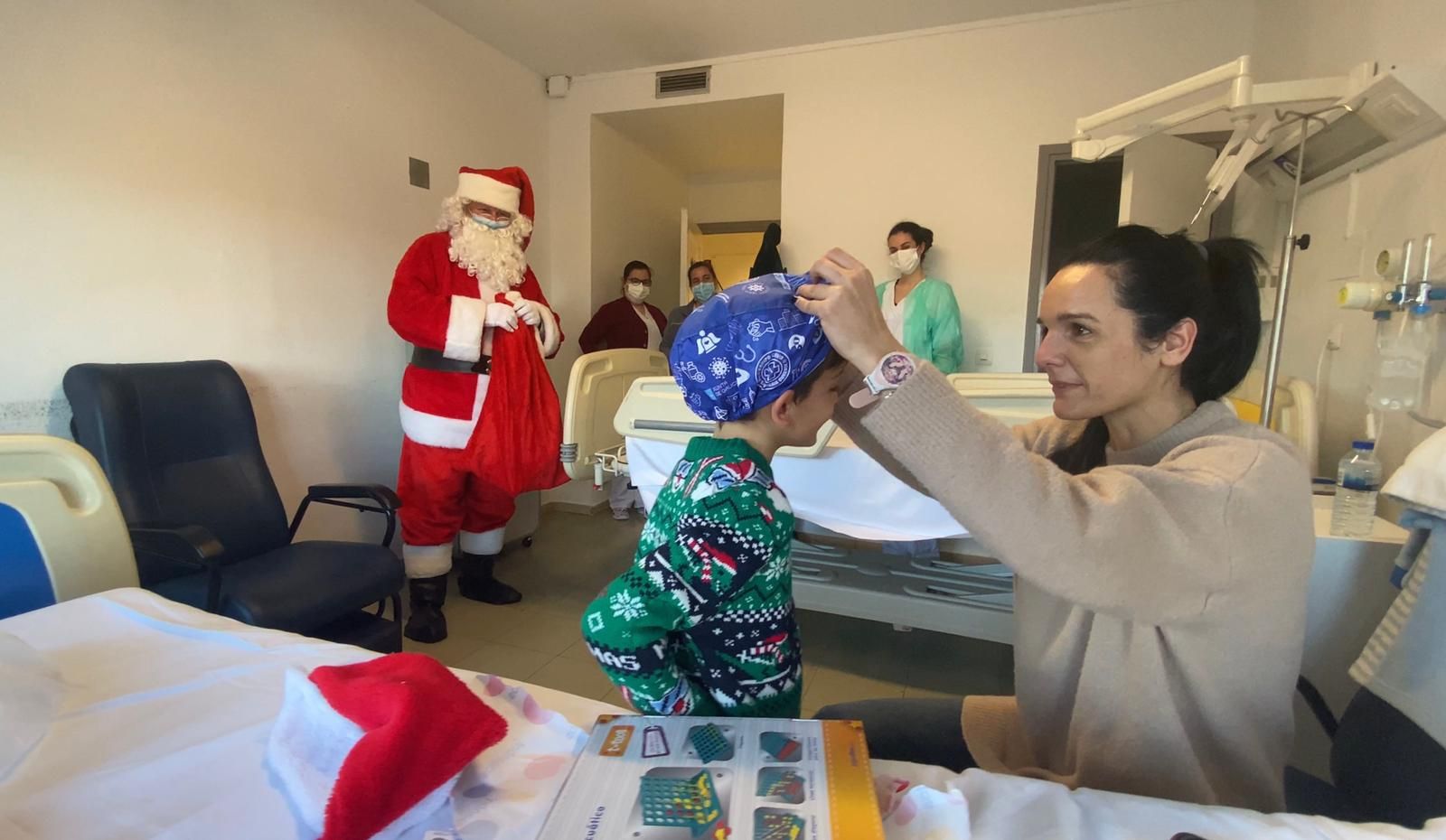 Papa Noel aparca su trineo en el hospital de Ourense