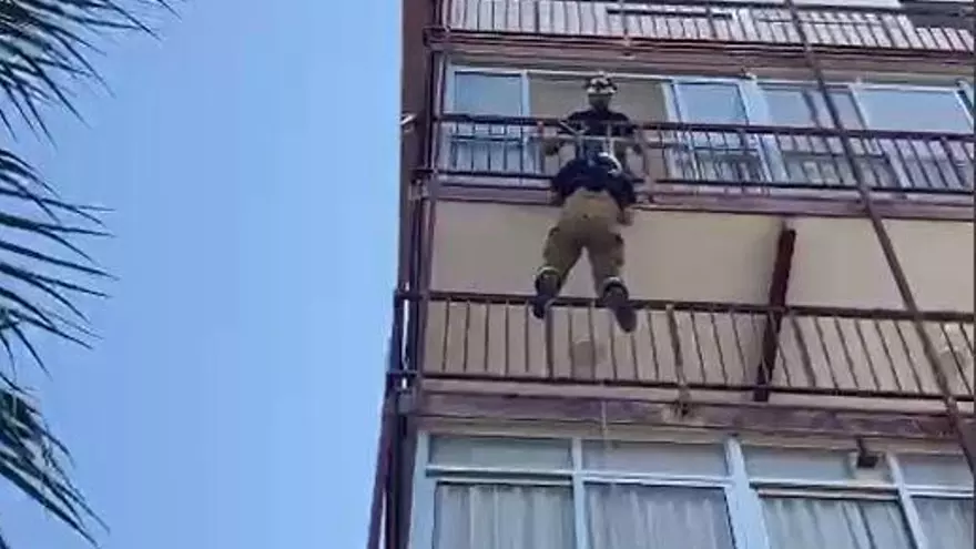 Bomberos auxilian a una mujer accidentada en su domicilio de Playa de San Juan en Alicante