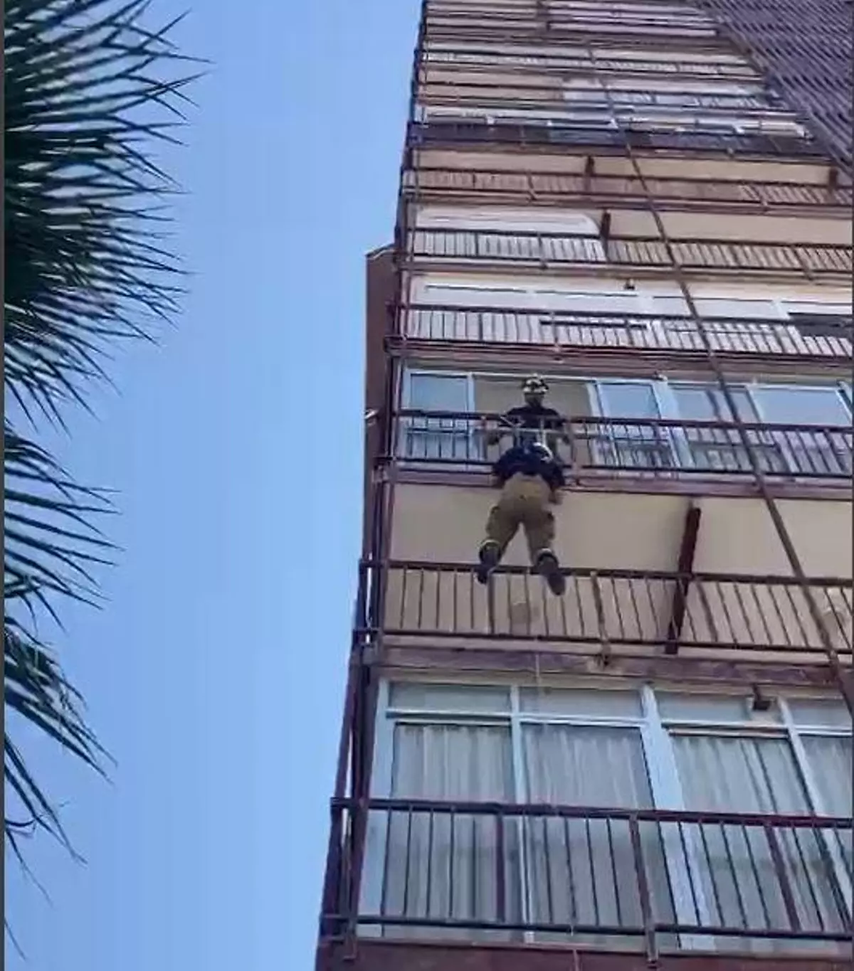 Bomberos auxilian a una mujer accidentada en su domicilio de Playa de San Juan en Alicante