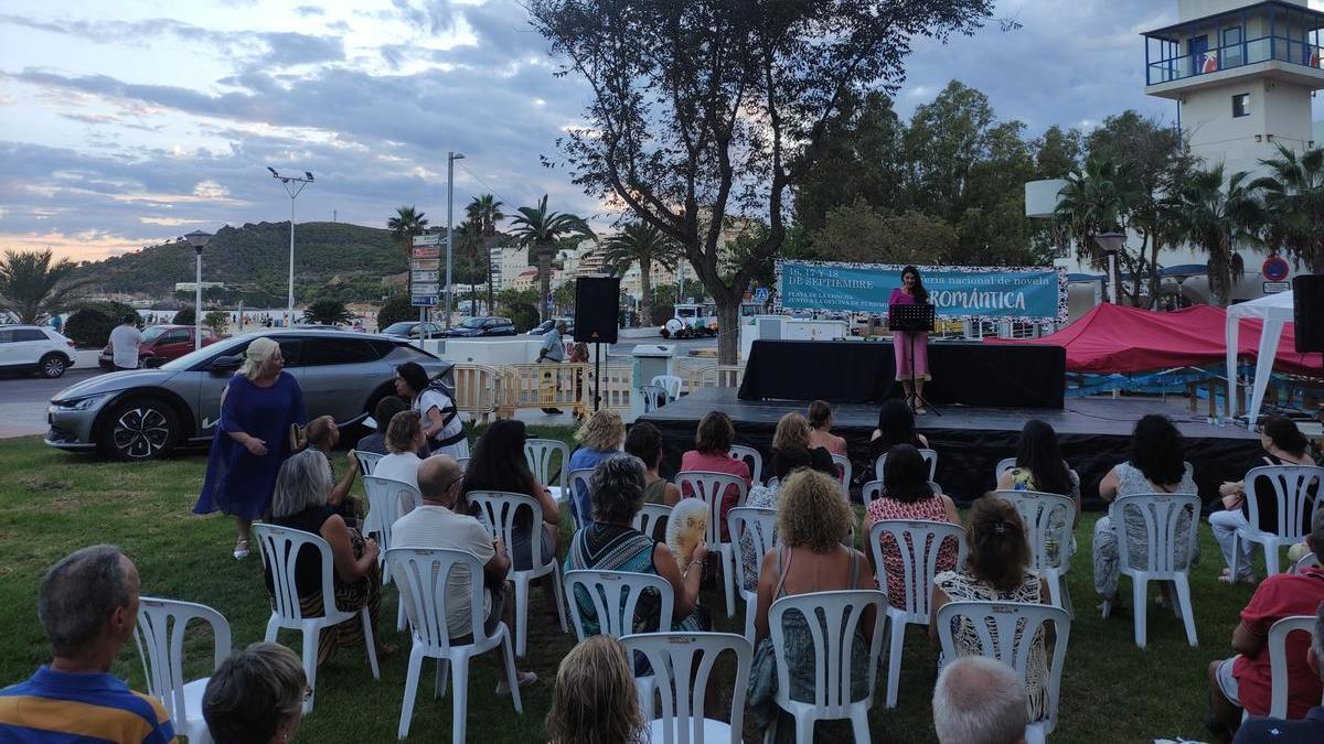 El público asiste este pasado viernes a la presentación de la Feria de Novela Romántica de Orpesa.