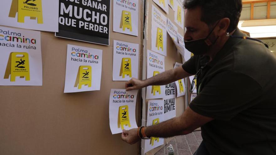 Los comerciantes cualgan carteles en contra el plan Palma Camina y no descartan movilizaciones