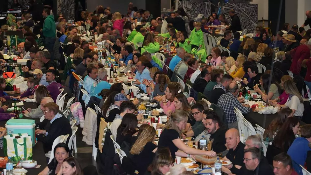 El ‘sopar de colles’ abarrota el Palau de la Festa con sus 1.400 comensales