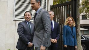 Pedro Sánchez pasa ante el ministro José Manuel Albares. CHEMA MOYA