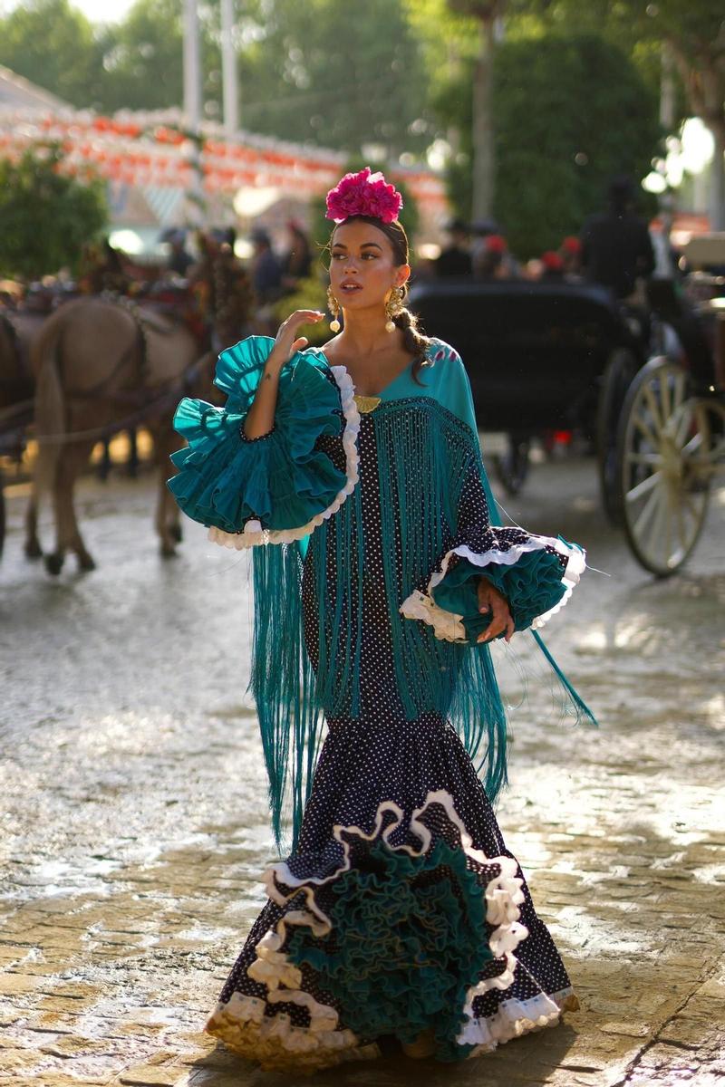 La influencer Rocío Camacho con vestido de Rocío Osorno Studio, mantón de Ana Faura y pendientes de Carmen Sánchez de Ventura