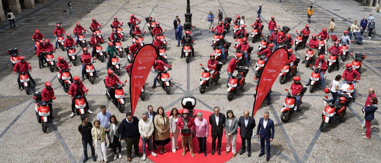 Por la izquierda, Juan Chaves (Podemos), Ángeles Fernández-Ahúja (PP), Olmo Ron (concejal de Obras Públicas), Ángela Pumariega (PP), Pelayo Barcia (Foro), José Carlos Sarasola (Cs), Enric Almirall (director de operaciones de Acciona), Estela Pérez (responsable local del proyecto de Acciona), Elena González (directora de servicios energéticos), José Nemesio, Ana González, José Manuel Entrecanales, Patricia García (directora general de Innovación Municipal), Rafael Mateo (CEO de Acciona) y Carlos Carmona (director comercial de Acciona).