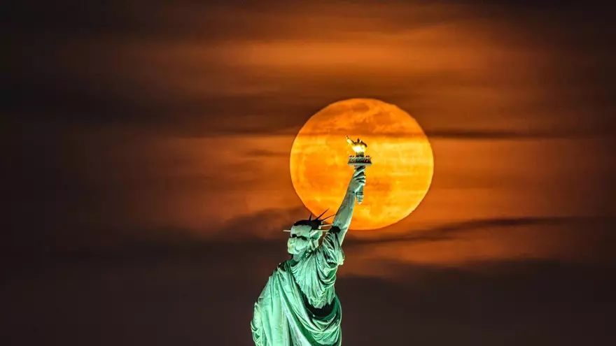 El eldense Jordi Coy fotografía la luna en Nueva York