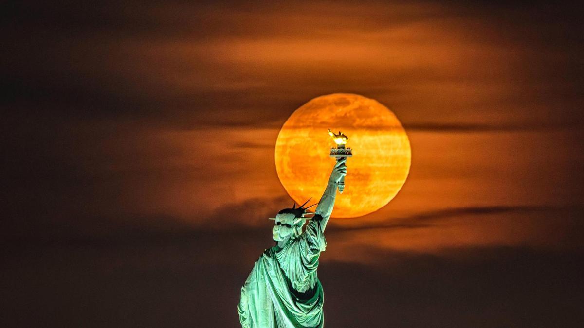 El eldense Jordi Coy fotografía la luna en Nueva York