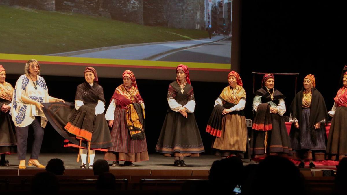 Teresa Astorgano presenta el traje festivo de aldeana de Lugo en el Teatro Ramos Carrión. | J. L.F.