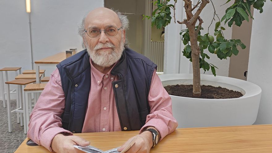El periodista y escritor Fernando León repasa su obra poética en Badajoz