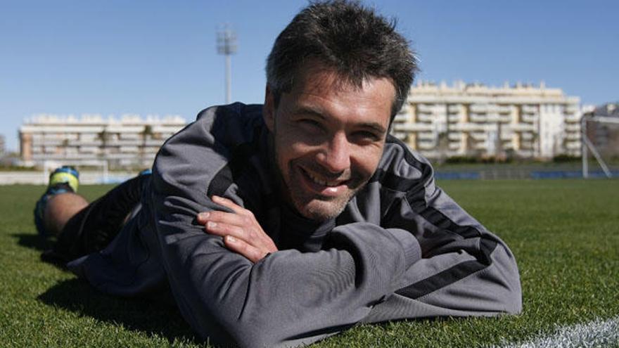 Jeremy Toulalan, posa en el estadio Ciudad de Málaga, tras un entrenamiento en su etapa malaguista.