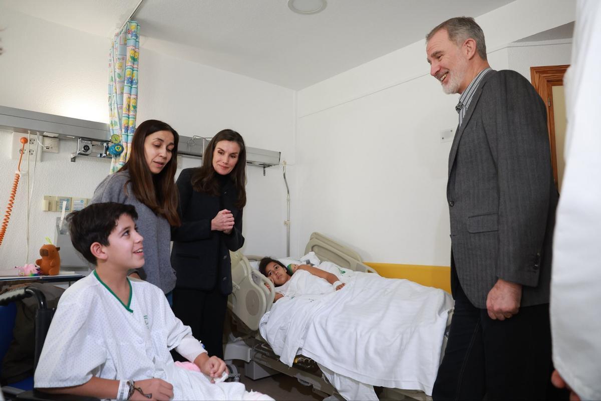 Felipe VI y la reina Letizia con algunos de los niños heridos en el accidente de Adamuz, durante su visita a las víctimas y sus familias en el hospital Reina Sofía de Córdoba.
