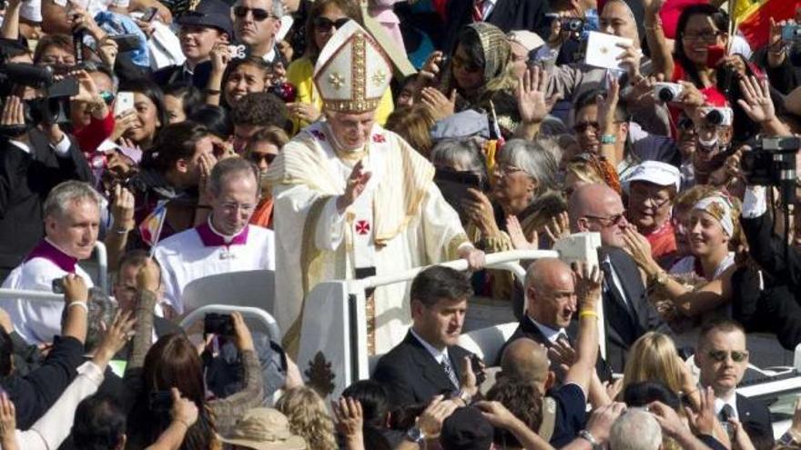 Benedicto XVI, rodeado de fieles, ayer, en la plaza de San Pedro. / efe