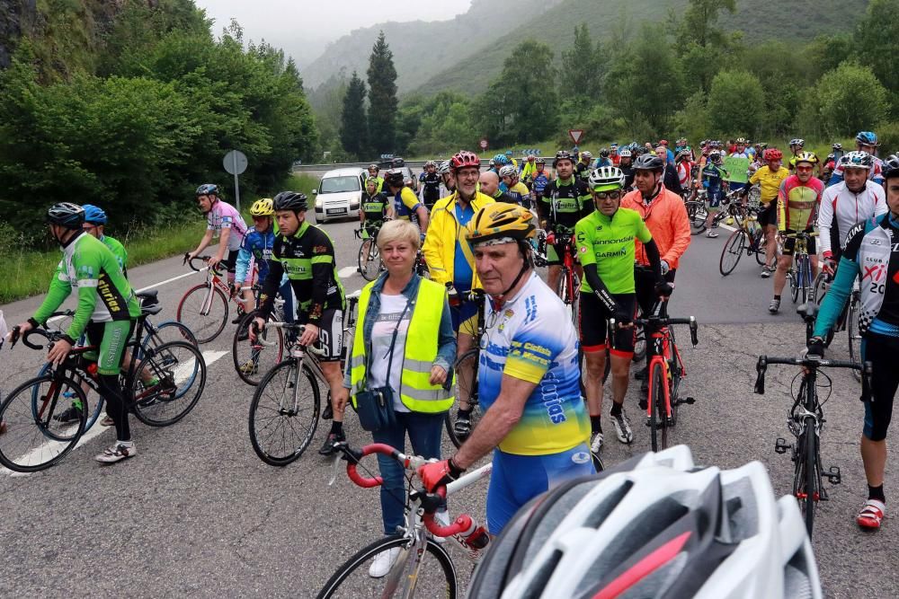 Concentración de ciclistas en los túneles de la vieja carretera de Mieres a Oviedo