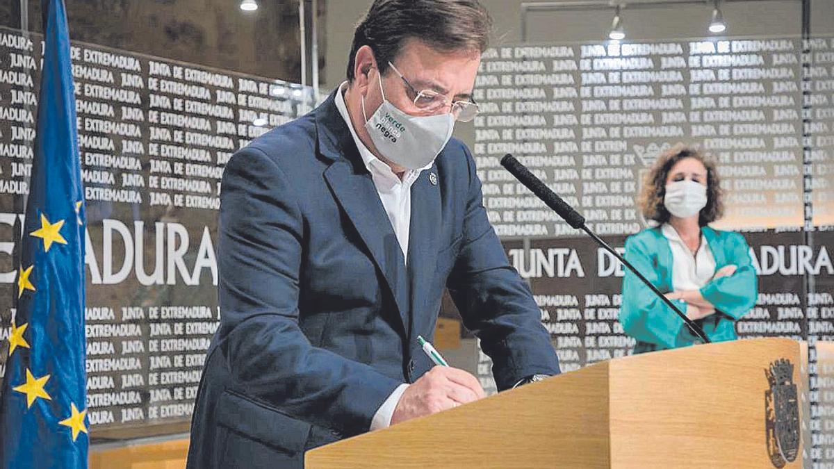 El presidente de la Junta de Extremadura junto a la consejera de Transición Ecológica, ayer en Mérida.
