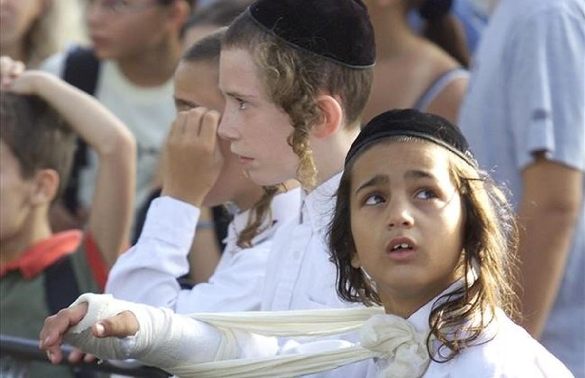dcaminal161399 orthodox jewish boys stand behind a police barrica151230102719 dcaminal161399 orthodox jewish boys stand behind a police barrica151230102719