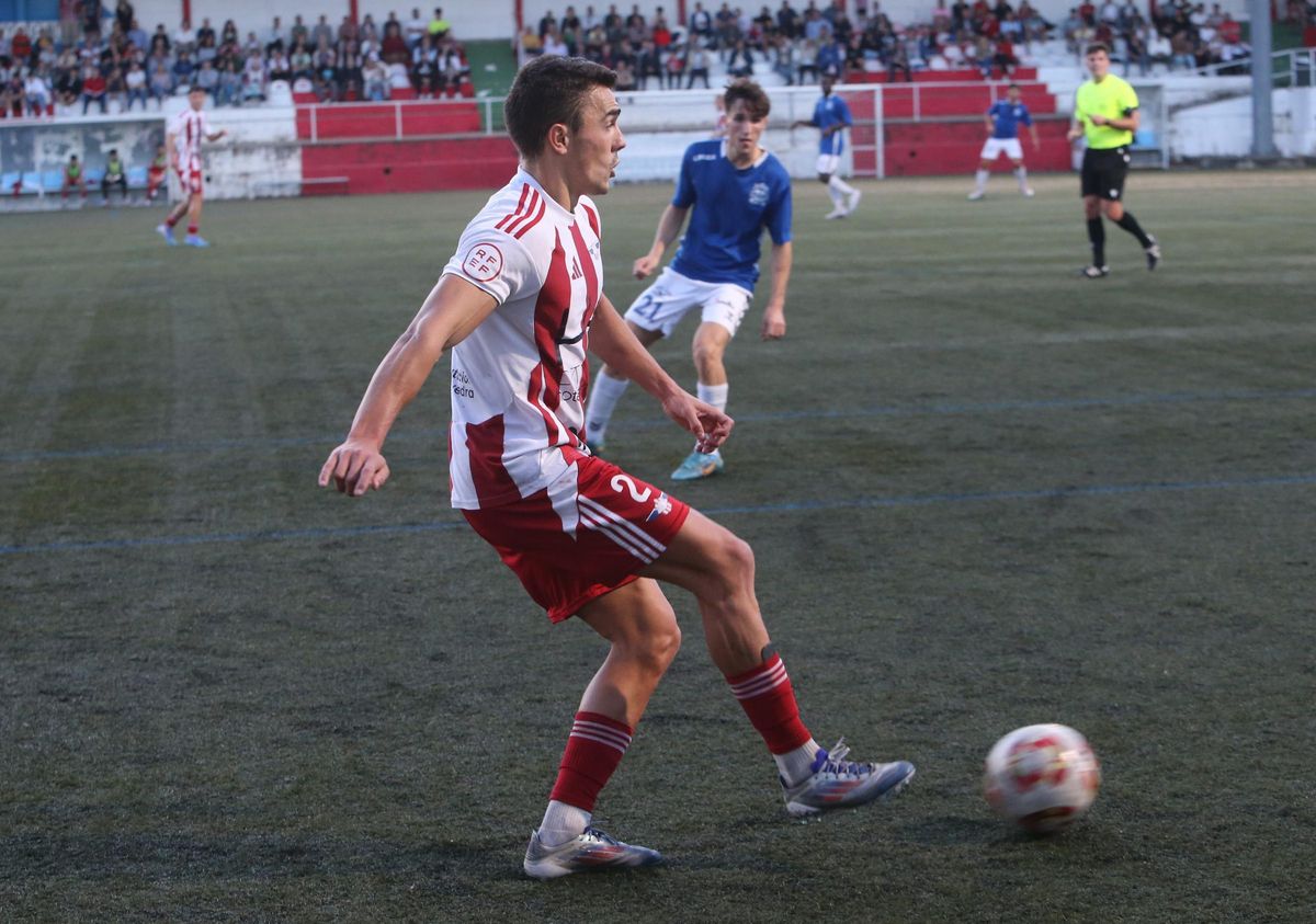 Diego golpea el esférico en una imagen del partido entre Alondras y Sarriana.
