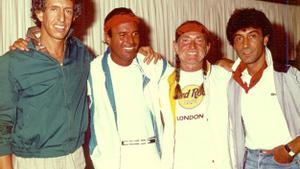 Julio Iglesias, con el productor Richard Perry a su derecha y los músicos Willie Nelson y Albert Hammond a su izquierda, en los años 80.