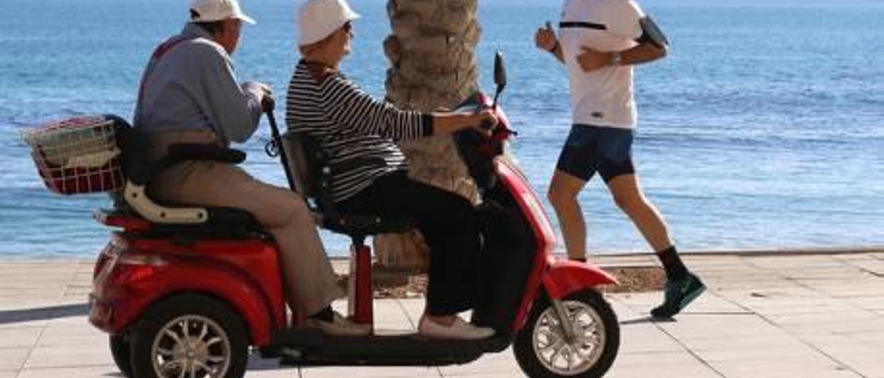 Imagen de un scooter por las calles de Torrevieja.