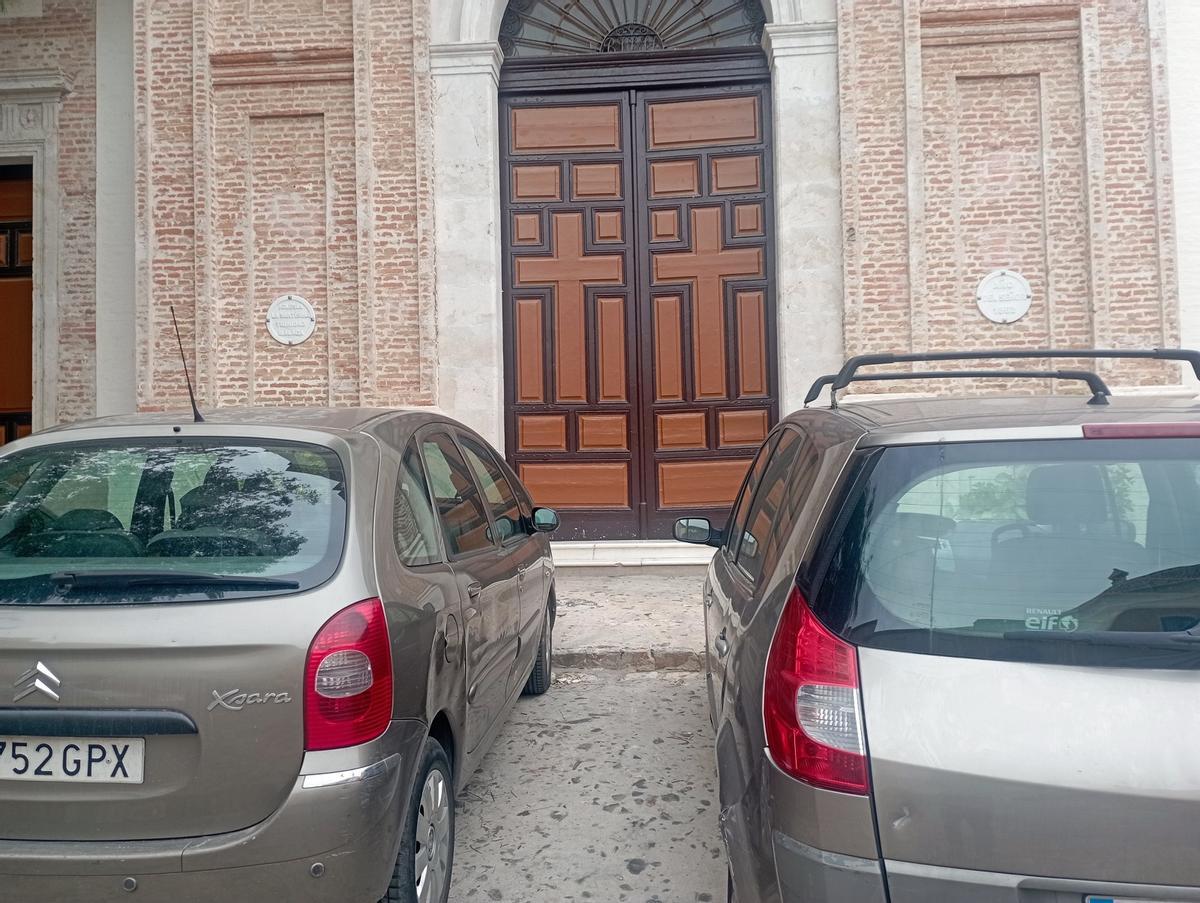 Coches, delante de la iglesia.